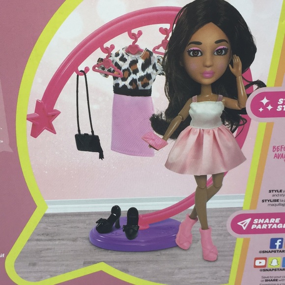 Snapstar Vita's Chic Clothing Rack Set with Doll & Accessories - Picture 11 of 13